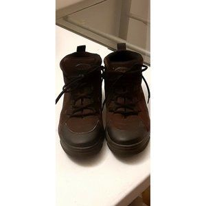 ECCO WOMENS SHOES SIZE 39 ( 8 ). EUC, BROWN IN COLOR.